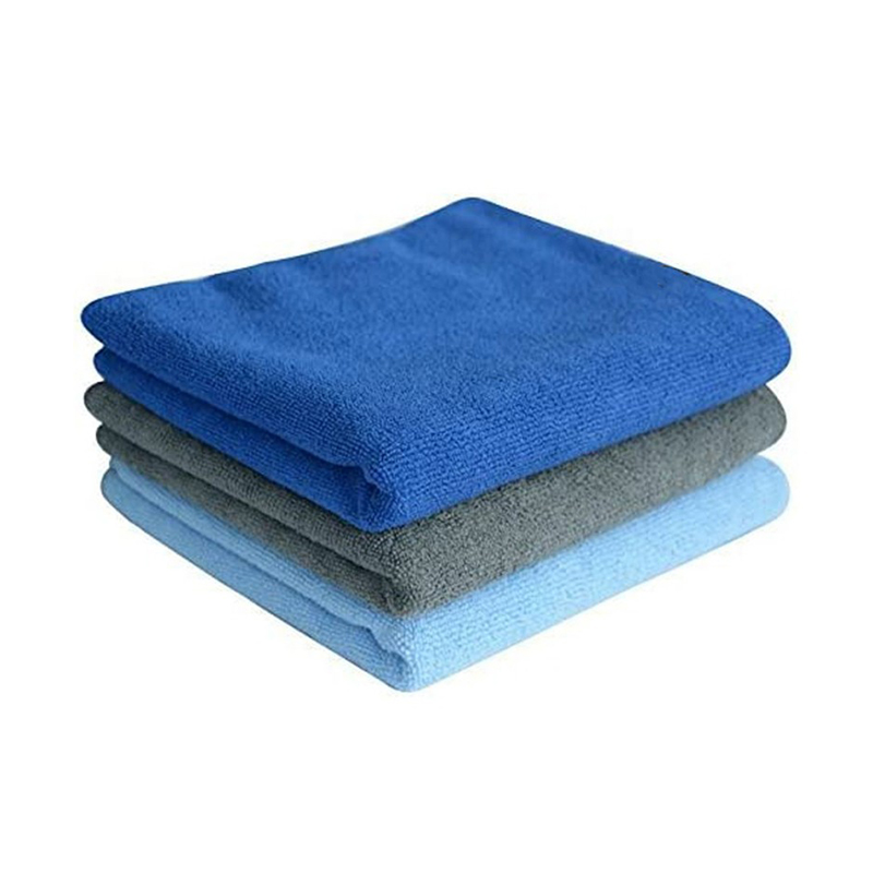 Lanetsiz ve çizgisiz mikrofiber araba temizleme silme işlemi